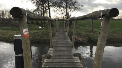 Wandelen over Klompenpad het Stoutenburgerpad bruggetje