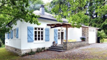 De leukste natuurhuisjes in de Belgische Ardennen: huis met blauwe luikjes in Bièvre