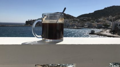 Pigadia Bay Karpathos balkon koffie