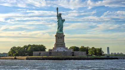 new york on a budget, bekijk de statue of liberty