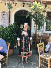 Olympos Karpathos vrouw traditionele klederdracht