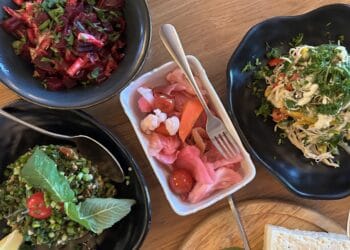 Eten in Armenië tabouleh bietjes