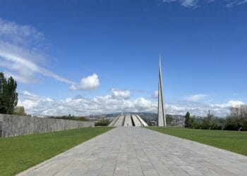 Hoogtepunten Armenië, Yerevan, Armenian Genocide Memorial and Museum uitzicht op stad