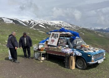 Armenië, Orbelian's Caravanserai, lada met spullen banner